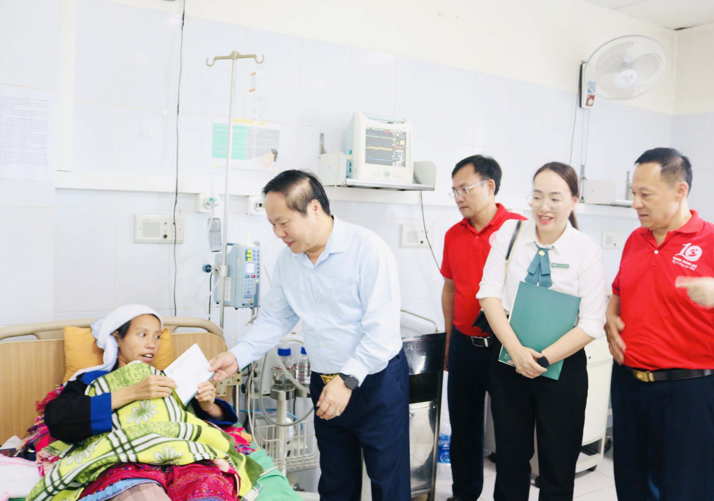 Đồng chí Tống Thanh Hải - Phó Chủ tịch Thường trực UBND tỉnh tặng quà cho các bệnh nhân có hoàn cảnh khó khăn đang điều trị tại Bệnh viện Đa khoa tỉnh.